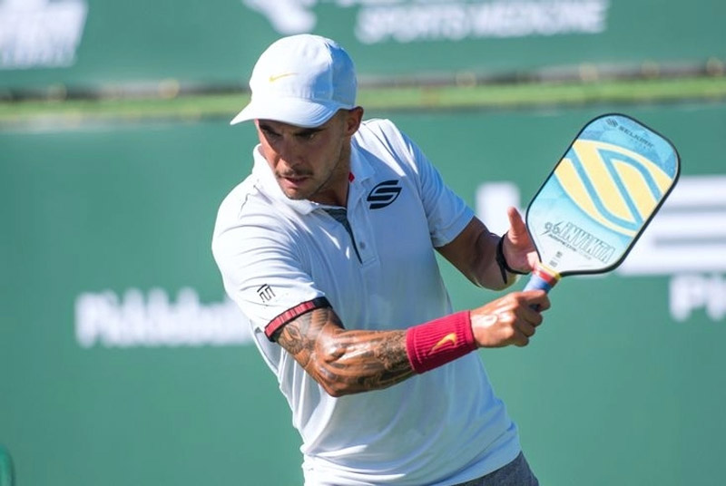 Nhận biết vợt pickleball thật và giả qua đặc điểm bên ngoài 