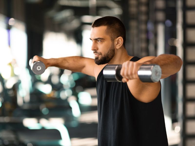 Hướng dẫn tập gym giảm cân cho nam giới nhanh và hiệu quả 4 Tập nâng tạ hai bên