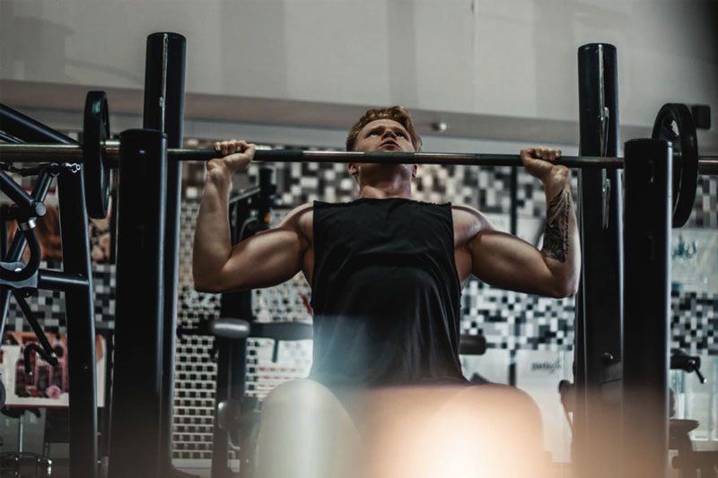 Tập thể hình tại phòng gym chuyên nghiệp