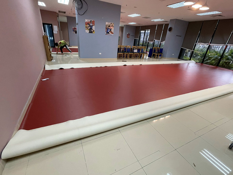 Trải thảm sân bóng bàn 
