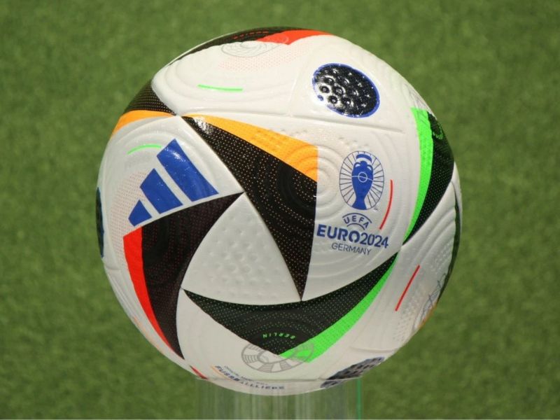 quả bóng đá Adidas