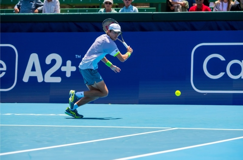 Lựa chọn dụng cụ tennis phù hợp với trình độ và mặt sân đấu