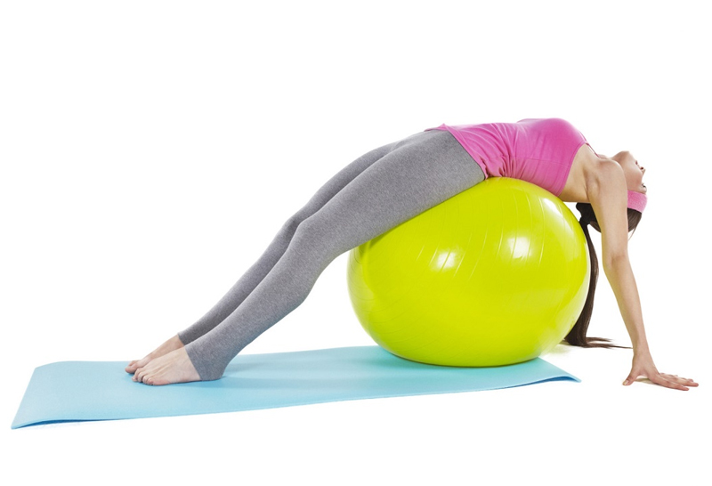 Tập với bóng tập yoga 
