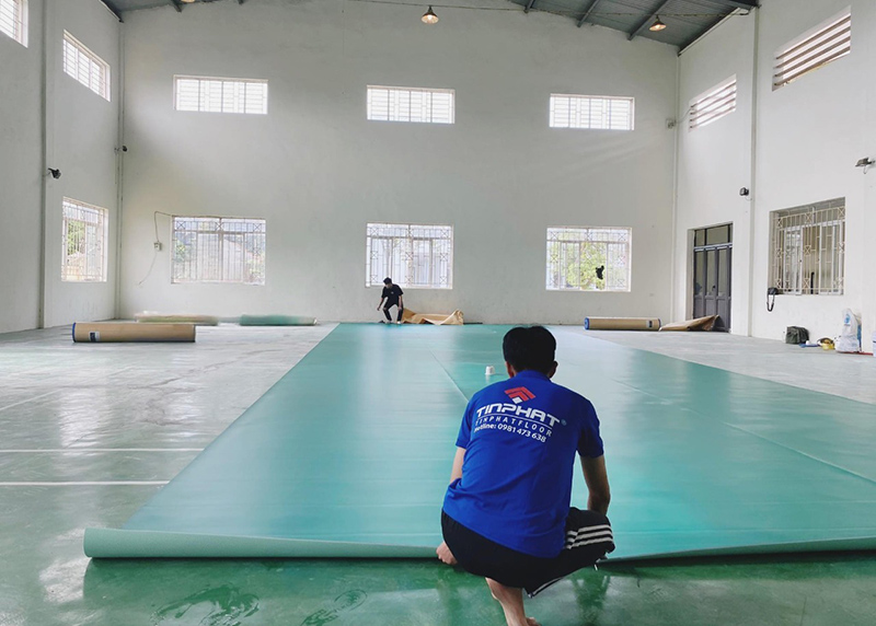 Cấu tạo thảm sân cầu lông tiêu chuẩn gồm những gì? 4 Trải thảm sân cầu lông